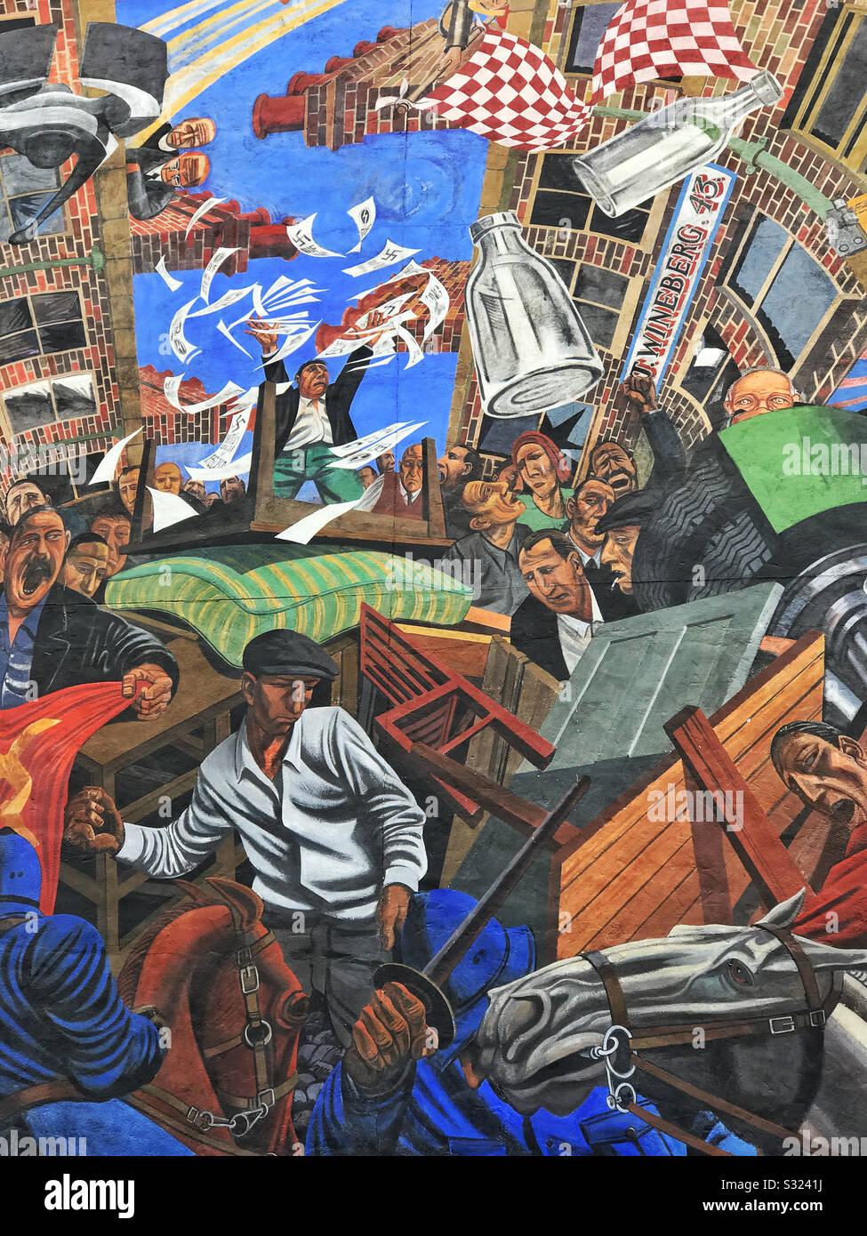 Dettaglio della sezione del Murale di Via cavo che commemora i disordini tra il Partito fascista di Oswald Moseley, i socialisti, gli unionisti del commercio, le popolazioni ebraiche locali e la polizia il 04.10.1936. - Immagine stock catturata con smartphone