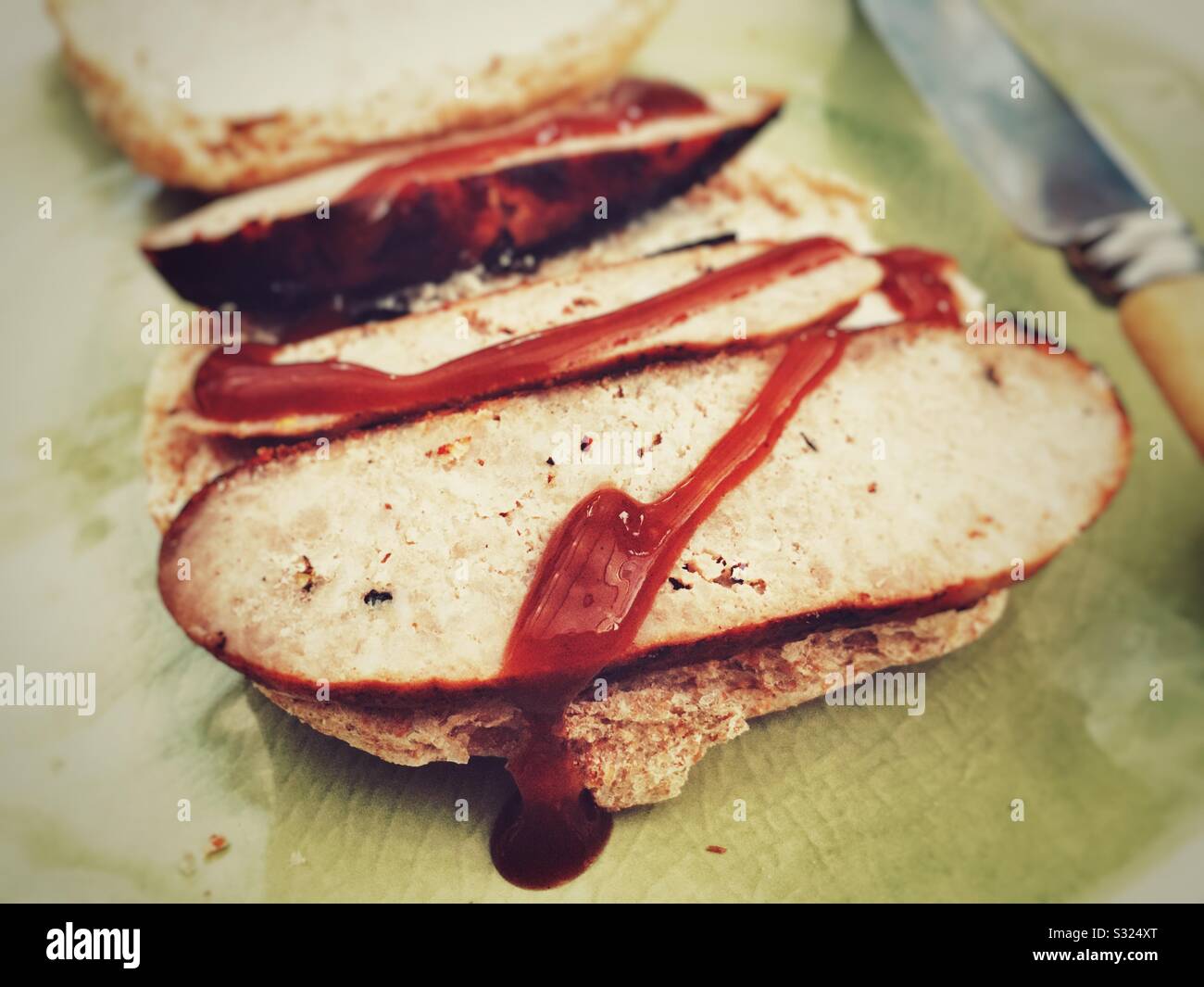 Salsiccia fredda sul rotolo integrale di perle Foto Stock