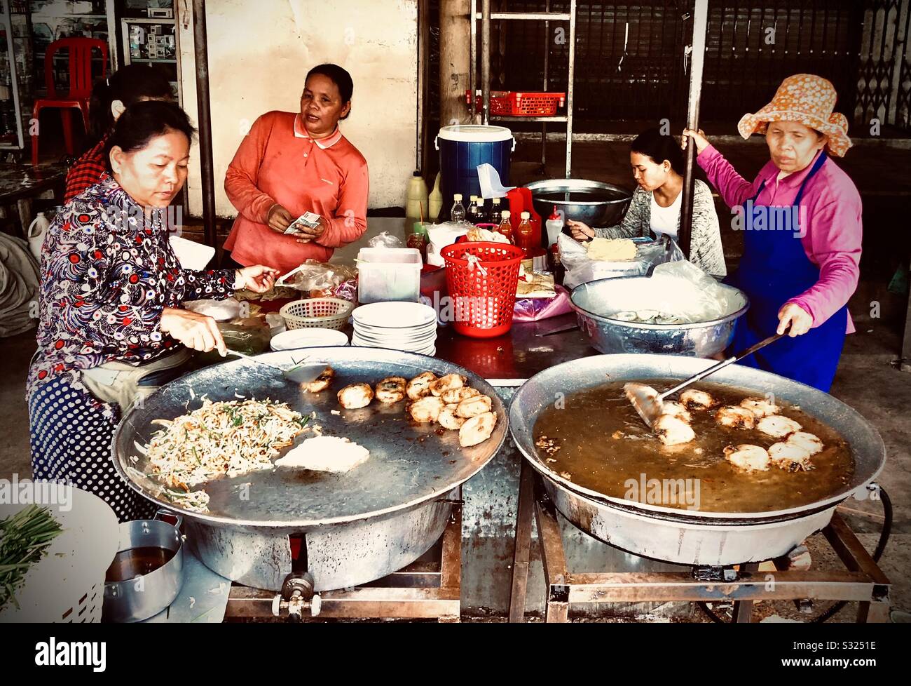 Negozio di Street food a Siem Reap, Cambogia - Immagine stock catturata con smartphone