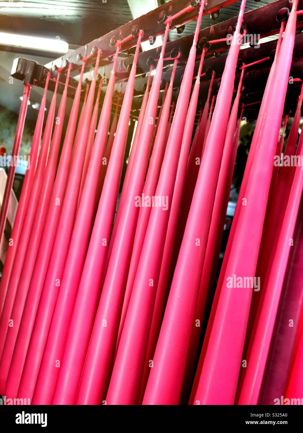 Candele con cono rosa appese in un espositore in vendita presso un negozio di vendita al dettaglio a New York City, USA Foto Stock