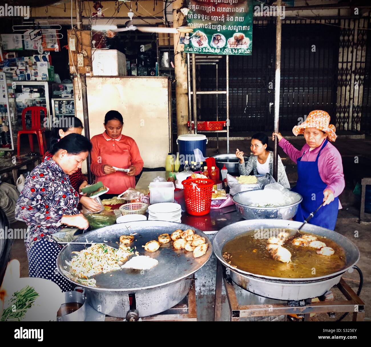 Negozio di Street food cambogiano a Siem Reap, Num Kachay torte erba cipollina - Immagine stock catturata con smartphone