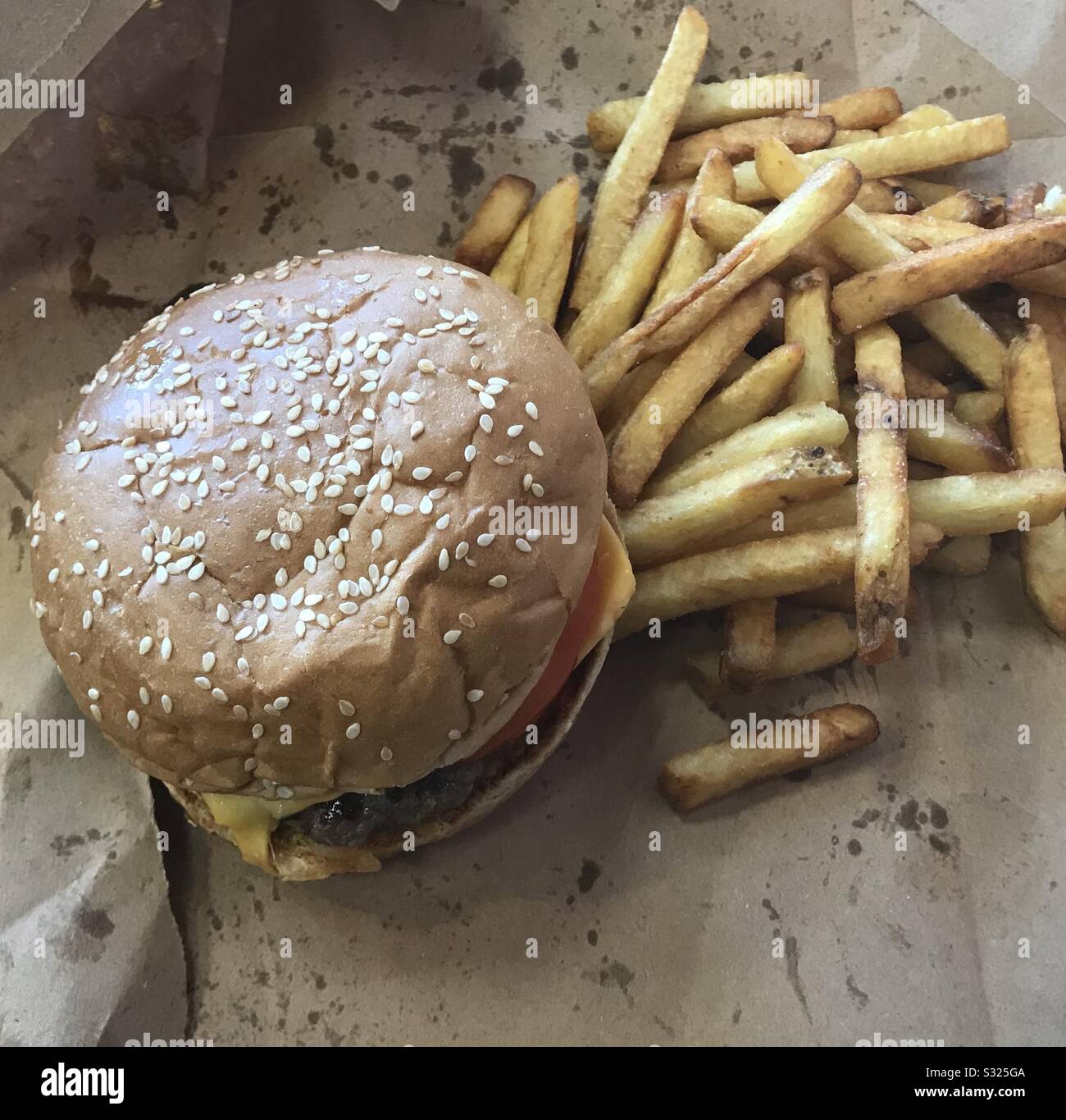 Hamburger autentico con patatine fritte preparate con patate fresche. Sapori meglio mangiato stile piccino sulla spiaggia di Brighton. Foto Stock