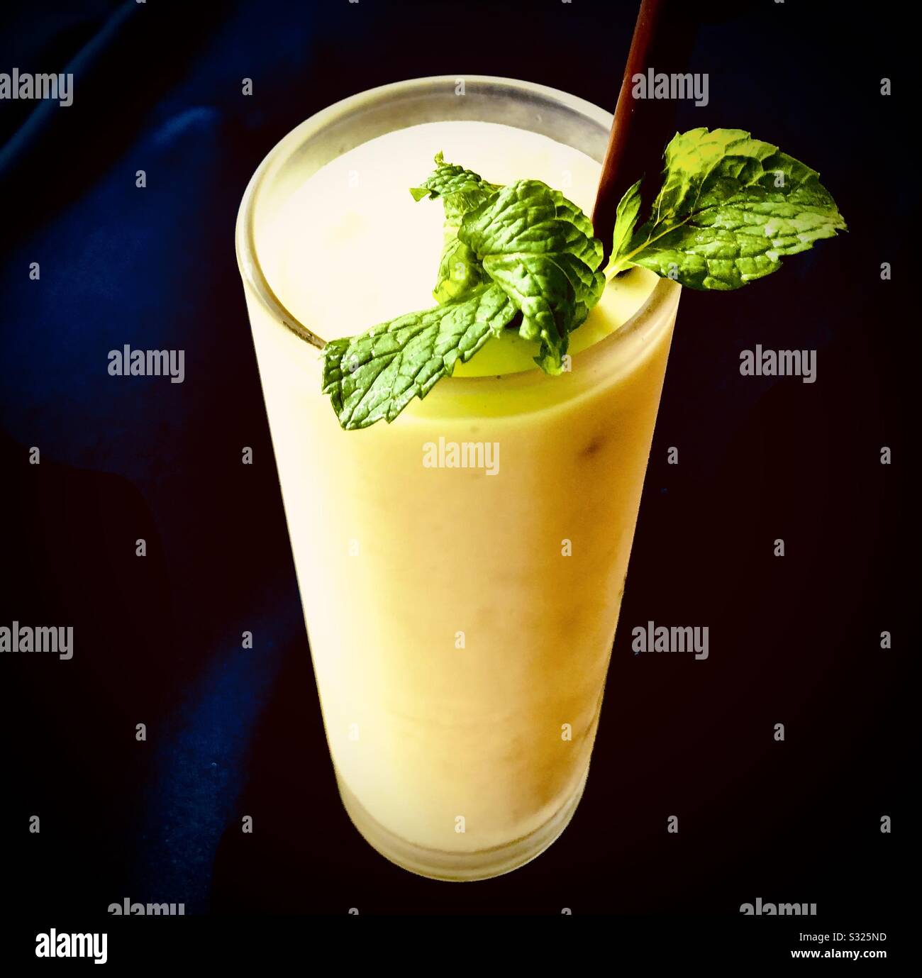 Ananas milkshake con foglie di menta - Immagine stock catturata con smartphone