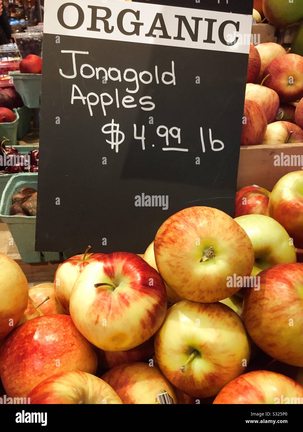 Mele biologiche Jonagold in vendita nella corsia dei prodotti del negozio di alimentari, Stati Uniti - Immagine stock catturata con smartphone