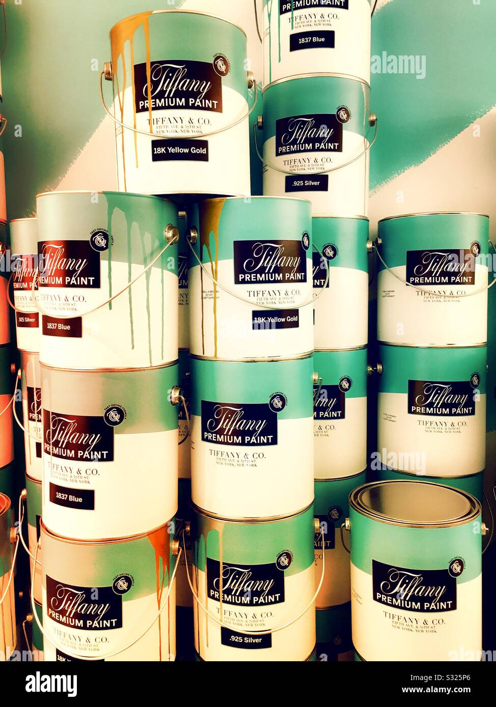 La vernice può essere visualizzata alla nave bandiera Tiffany e Company accanto alla porta 6 E. 57th St., NYC, USA - Immagine stock catturata con smartphone