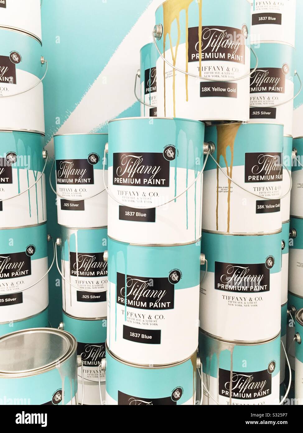 Vernice può esporre a Tiffany & nave bandiera dell'azienda vicino porta a 6 E. 57th St., NYC, USA - Immagine stock catturata con smartphone