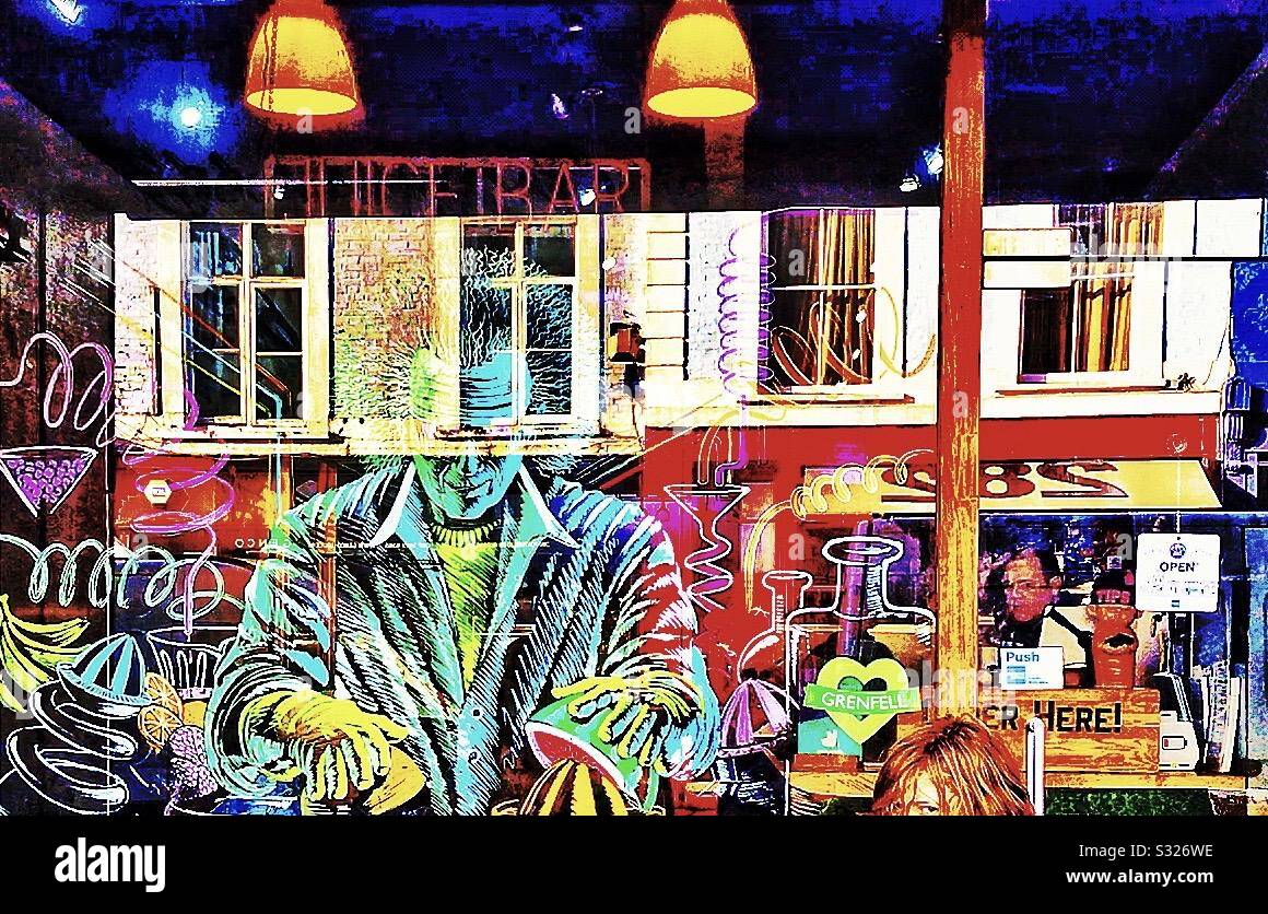 I clienti possono rinfrescarsi presso un colorato Juice Bar in Portobello Road, Notting Hill, Londra. La finestra è decorata con opere d'arte grafiche Foto Stock