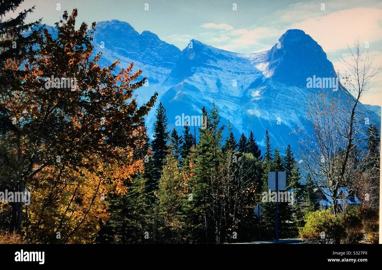 Downtown Canmore, Canadian Rocky Mountains, Alberta, Canada, Ha Ling Peak Foto Stock