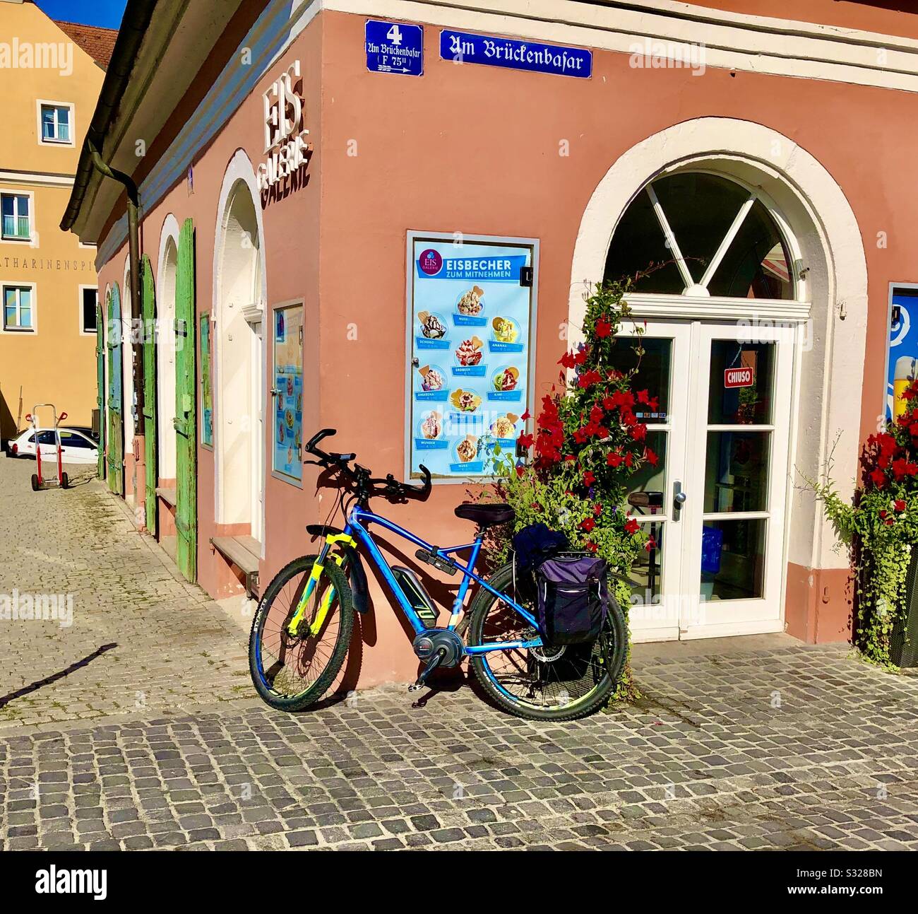 Bicicletta colorata presso una gelateria a Regensburg, Germania. Foto Stock