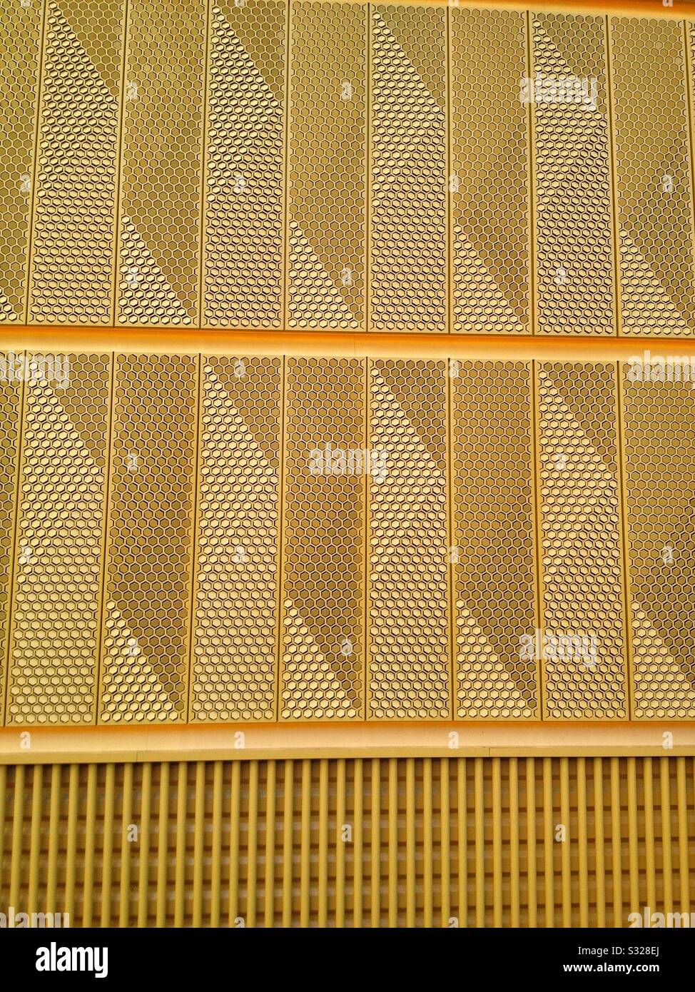 Facciata in metallo in un edificio moderno Foto Stock