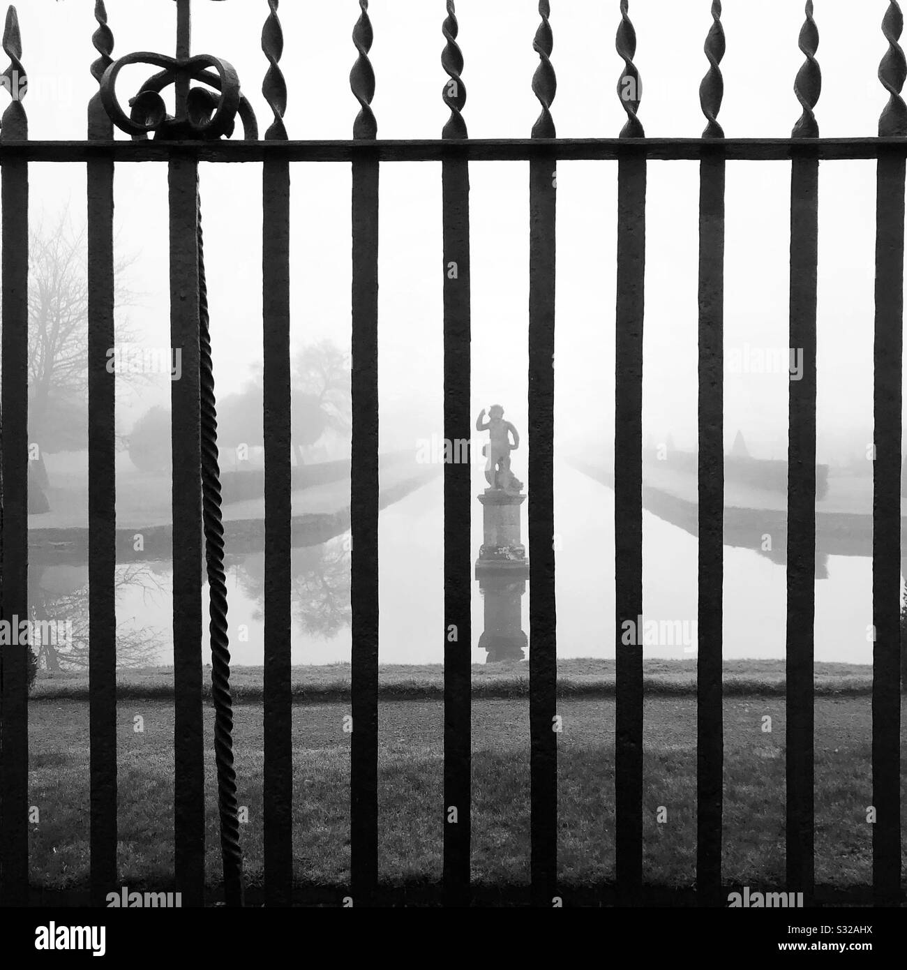 Sbirciando attraverso le ringhiere. - Immagine stock catturata con smartphone