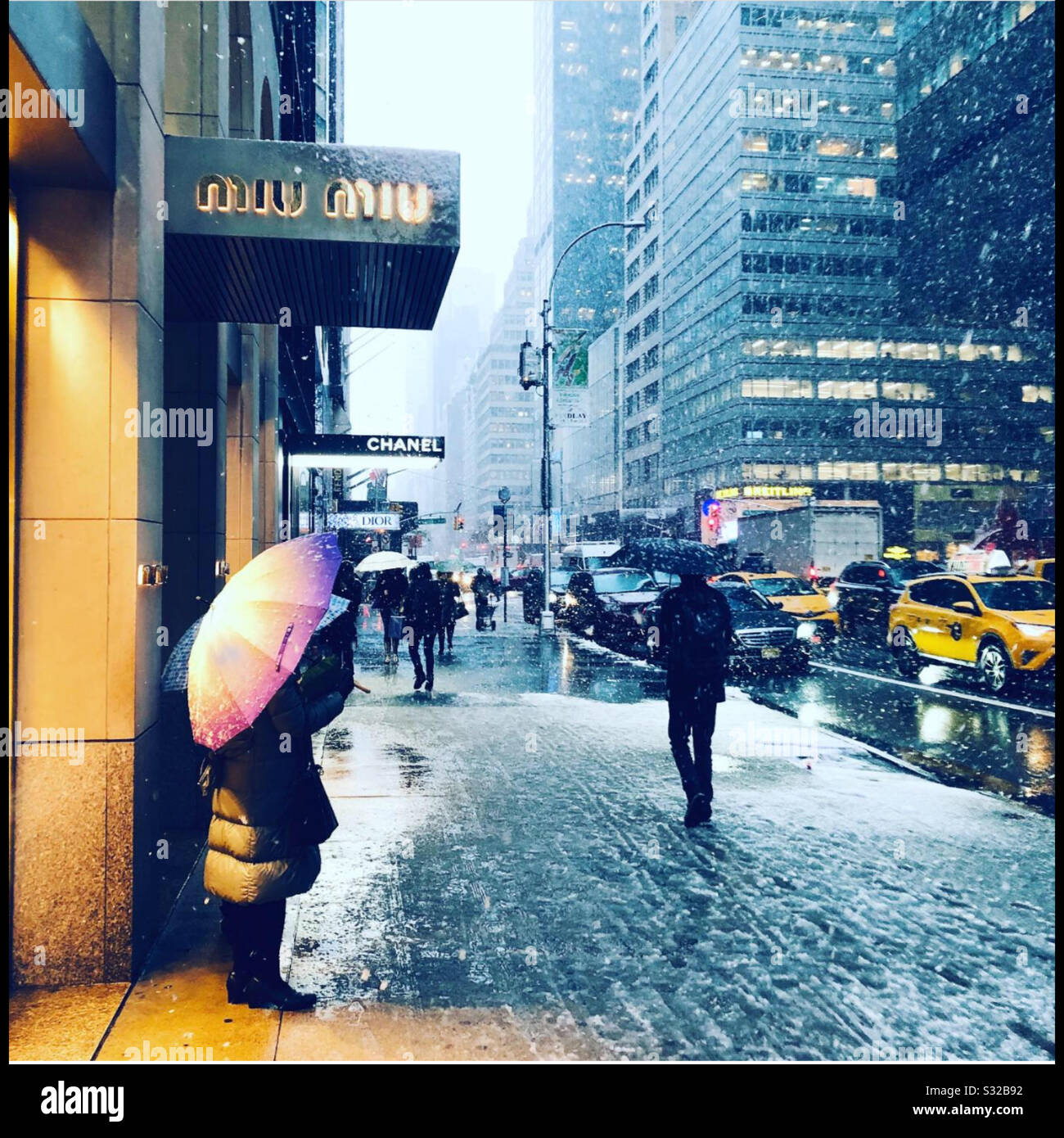 Bella giornata di neve a New York, Big Apple, Maddison Ave Foto Stock