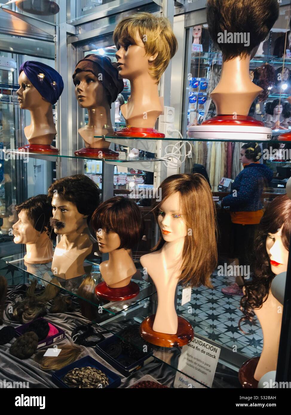 vetrina con parrucche - Immagine stock catturata con smartphone