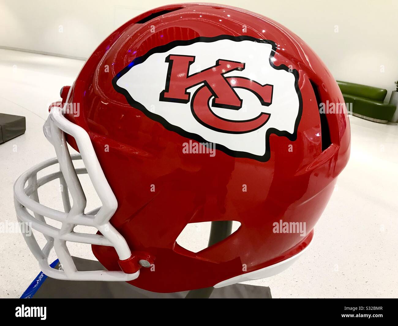 Casco Jumbo di Kansas City Chiefs in mostra per il Super Bowl. Minneapolis, Minnesota/USA. 10 Gennaio 2018. Foto Stock