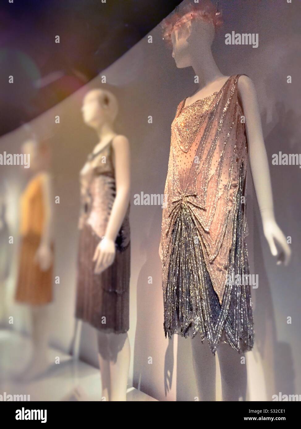 Moda storica in mostra presso l'istituto del costume al Metropolitan Museum of Art di New York, USA Foto Stock
