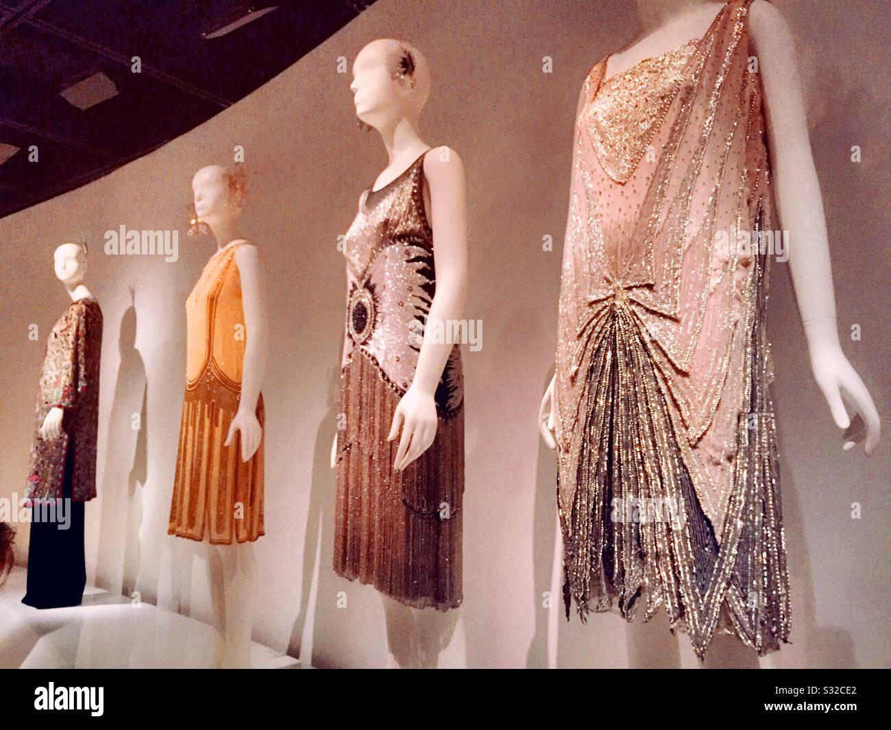 Moda storica in mostra presso l'istituto del costume al Metropolitan Museum of Art di New York, USA Foto Stock