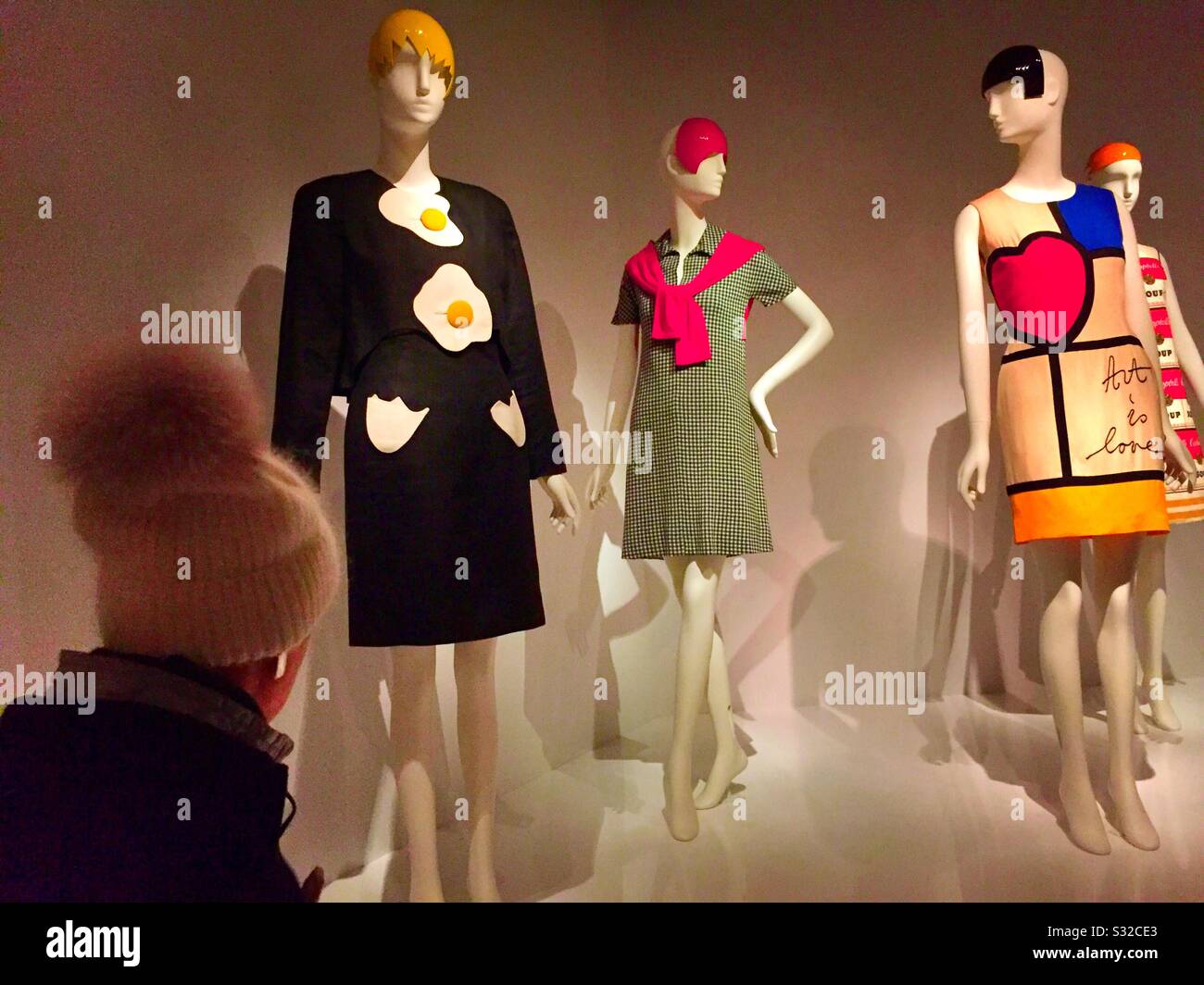 Moda in mostra presso l'istituto del costume al Metropolitan Museum of Art di New York, USA Foto Stock