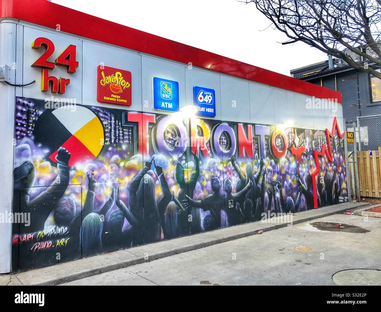 Colorato murale dipinto sul lato di un edificio nel centro di Toronto, Canada. Foto Stock