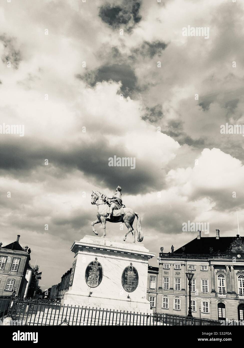 Statua reale - Immagine stock catturata con smartphone