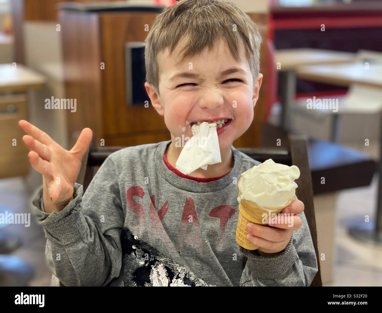 Ragazzo carino a mangiare il gelato Foto Stock