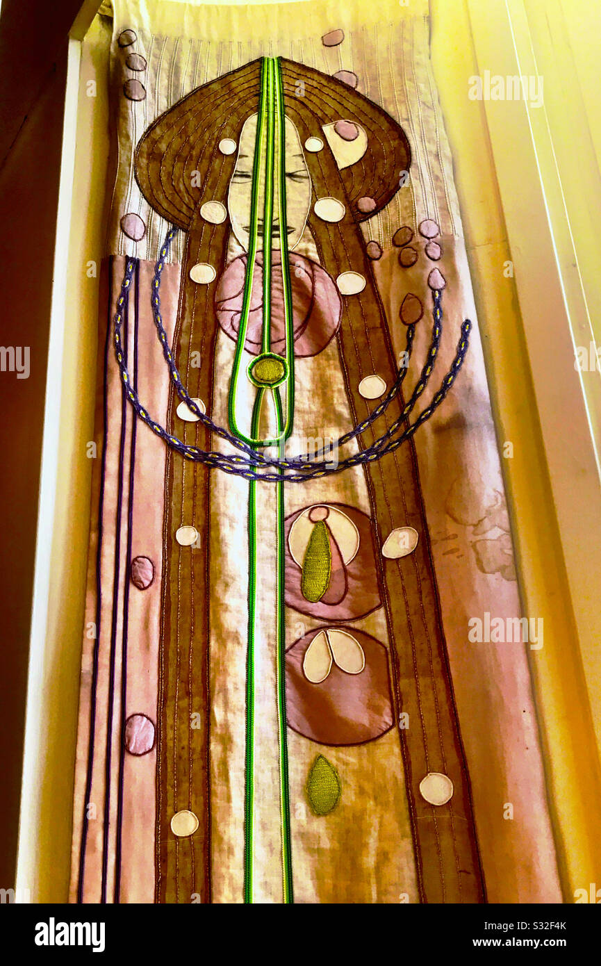 Finestra dettagli ciechi nella sala musica di House per Un Amante dell'arte a Bellahouston Park, Glasgow, Scozia. Costruito nel 1996 da piani elaborati da Charles Rennie Mackintosh nel 1901. Foto Stock