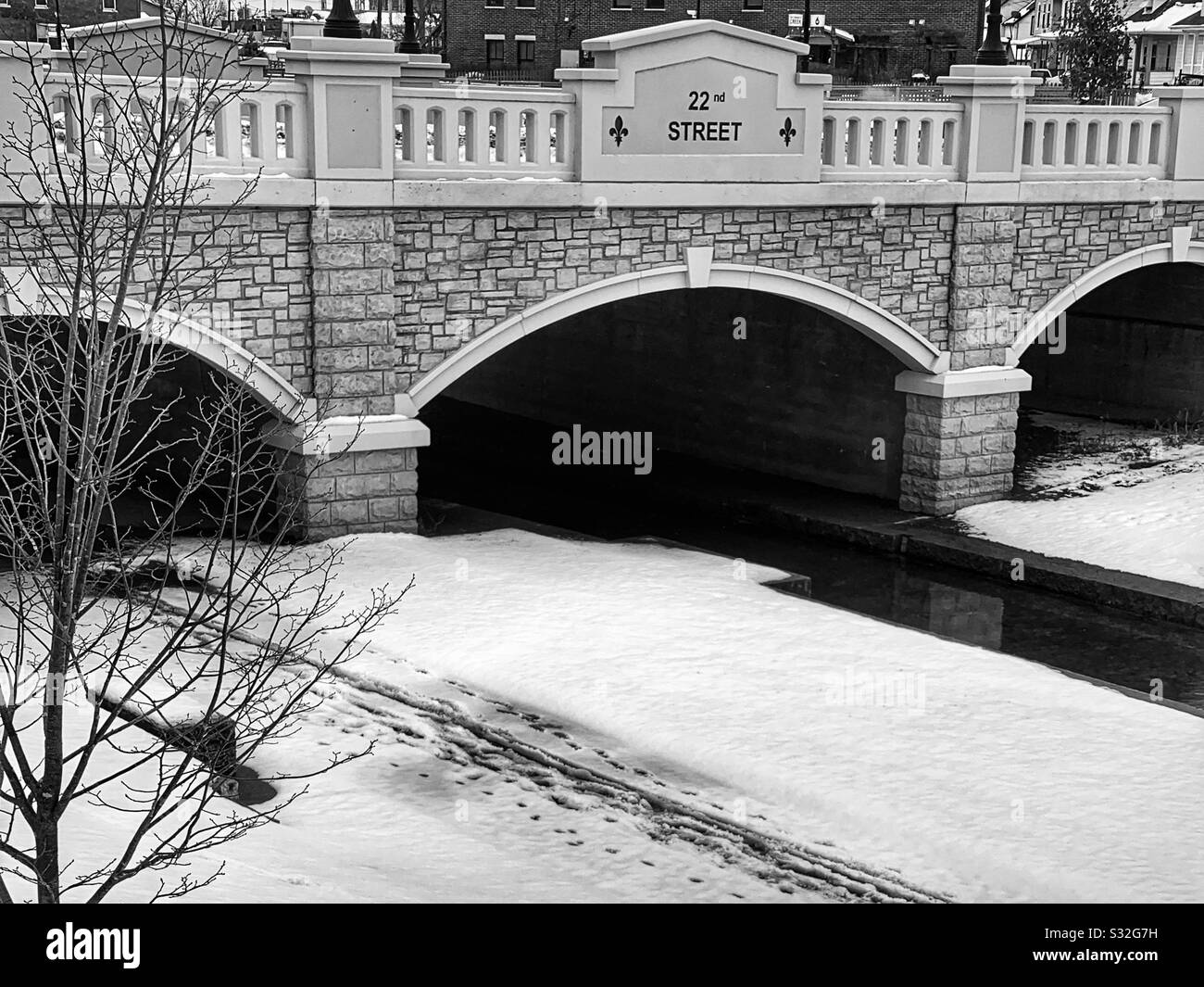 Dubuque, IOWA, 01/25/20–Foto di paesaggio bianco e nero di 22nd Street ponte di calcare lungo una zona di spartiacque locale dopo una recente nevicata in una giornata invernale. Foto Stock