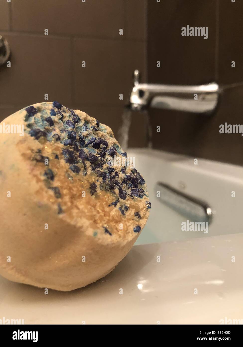 Bagno bomba sul bordo del bagno Foto Stock