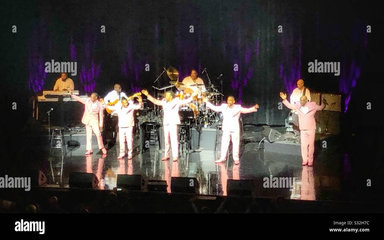 Gli Spinners Suonano Al Fallsview Casino Niagara Falls, Canada. - Immagine stock catturata con smartphone