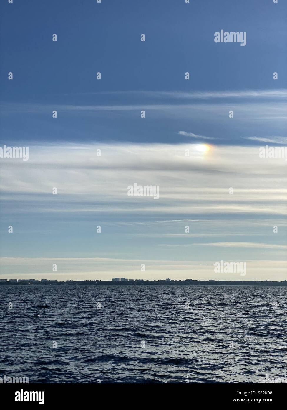 Iridescenza nei cieli sopra l'acqua del Golfo del Messico Foto Stock