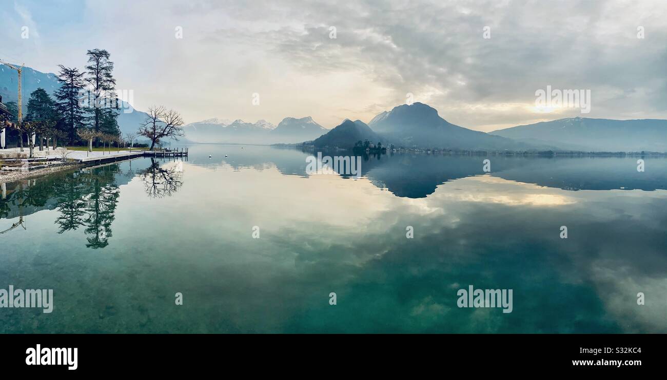 Lago di Annecy visto da Talloires, Francia. Foto Stock