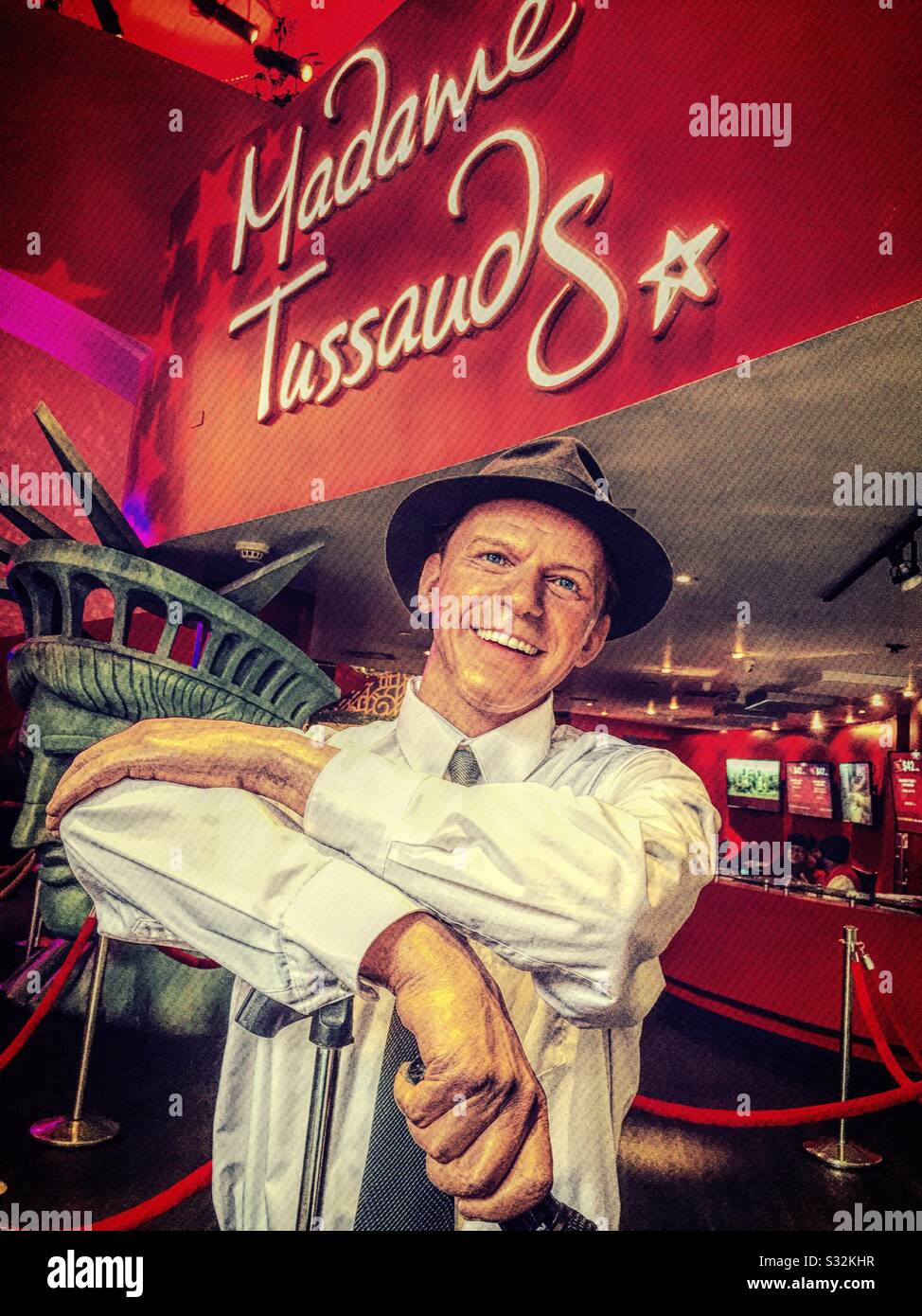 Ingresso al museo delle cere di Madame Tussaud con la statua in cera di Frank Sinatra, Times Square NYC, USA - Immagine stock catturata con smartphone