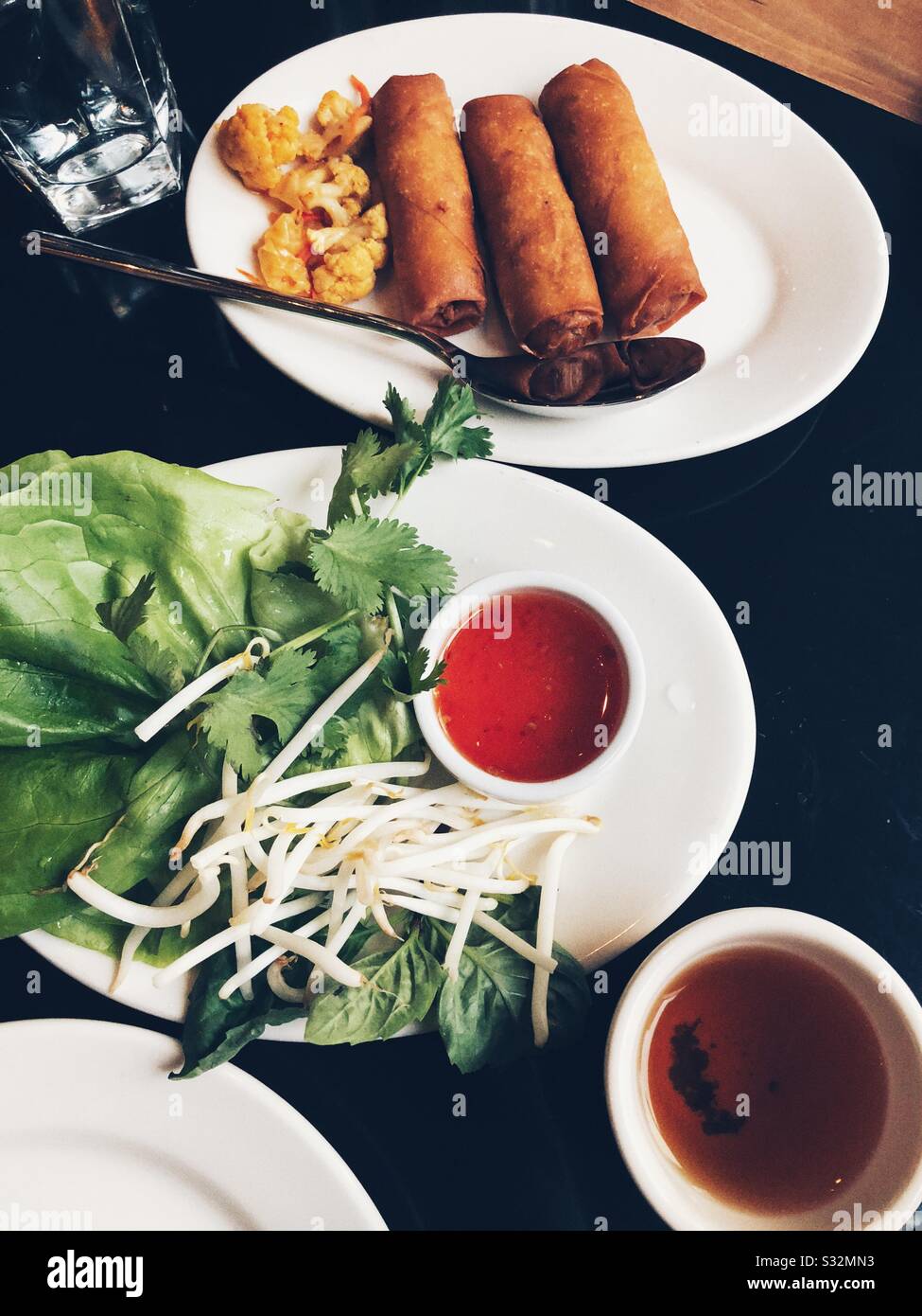 Panini vegani croccanti nel ristorante asiatico Foto Stock