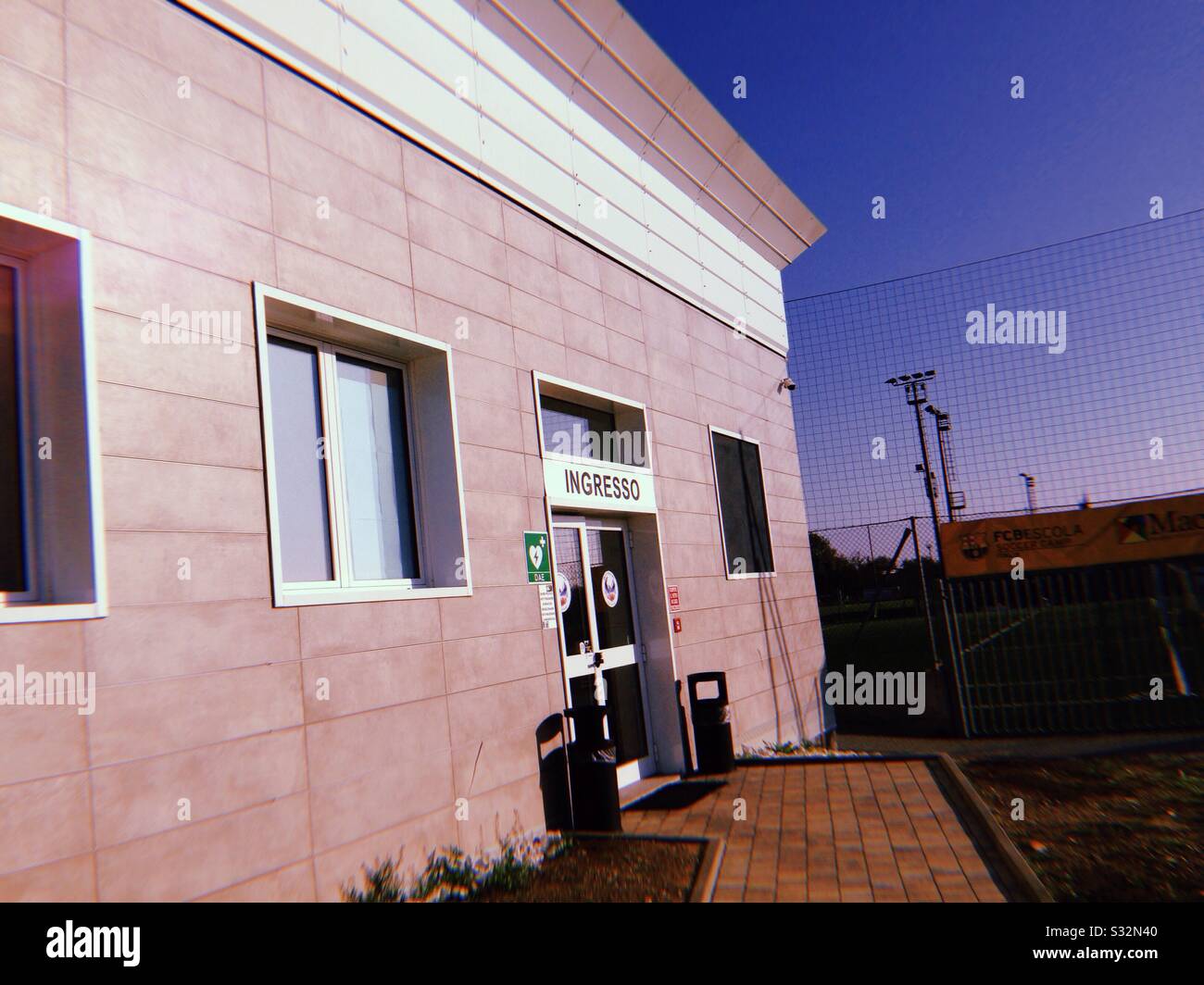 Porta d'ingresso di un centro sportivo a Muggiano, Milano, Italia, 2018 Foto Stock