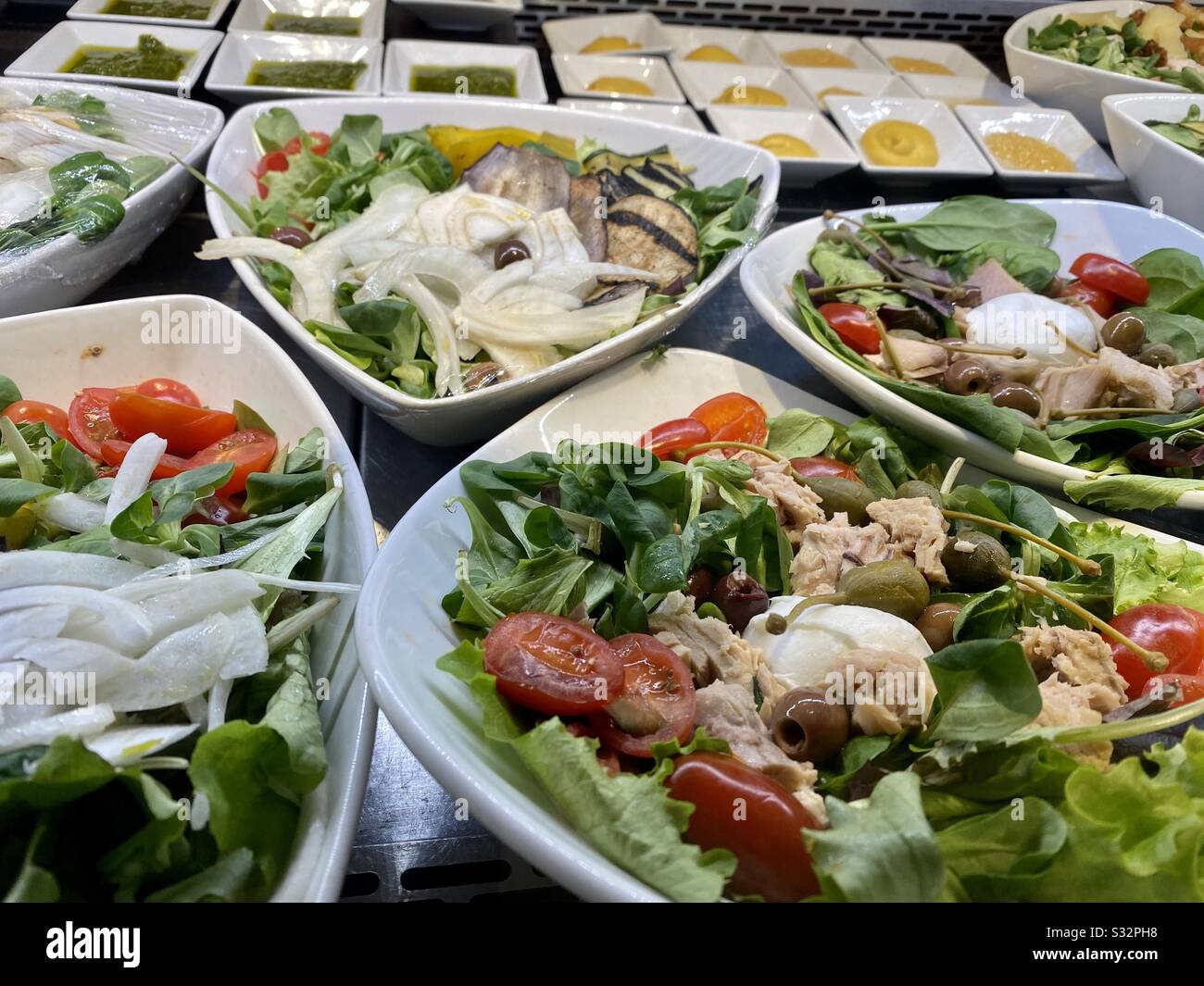 Deliziosa insalata di tonno con verdure fresche - Immagine stock catturata con smartphone