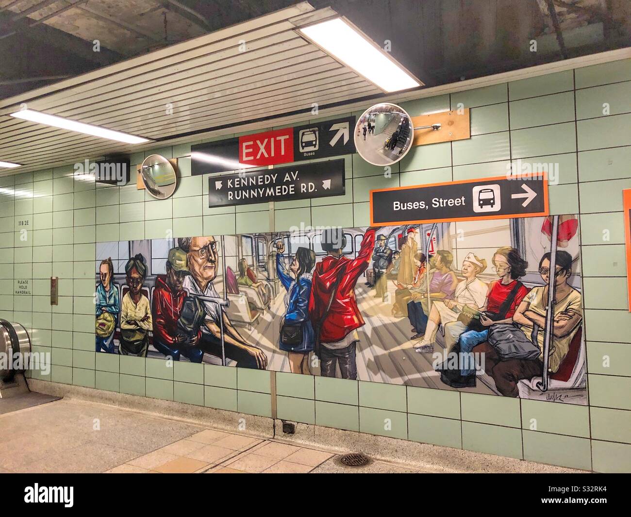 Opere d'arte in una stazione della metropolitana di Toronto. - Immagine stock catturata con smartphone