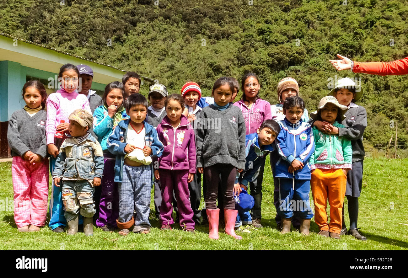 Gruppo di bambini della scuola primaria locale in remoto villaggio in Ande che posano per la fotografia Foto Stock