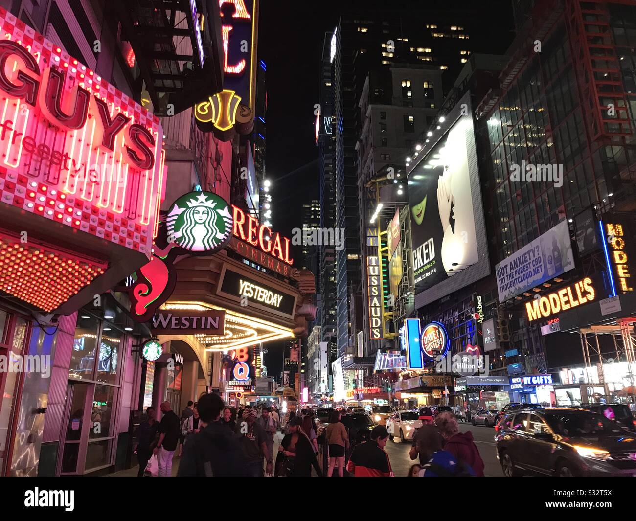 Vista sulla strada di New York City sulla piazza dell'ora di notte Foto Stock