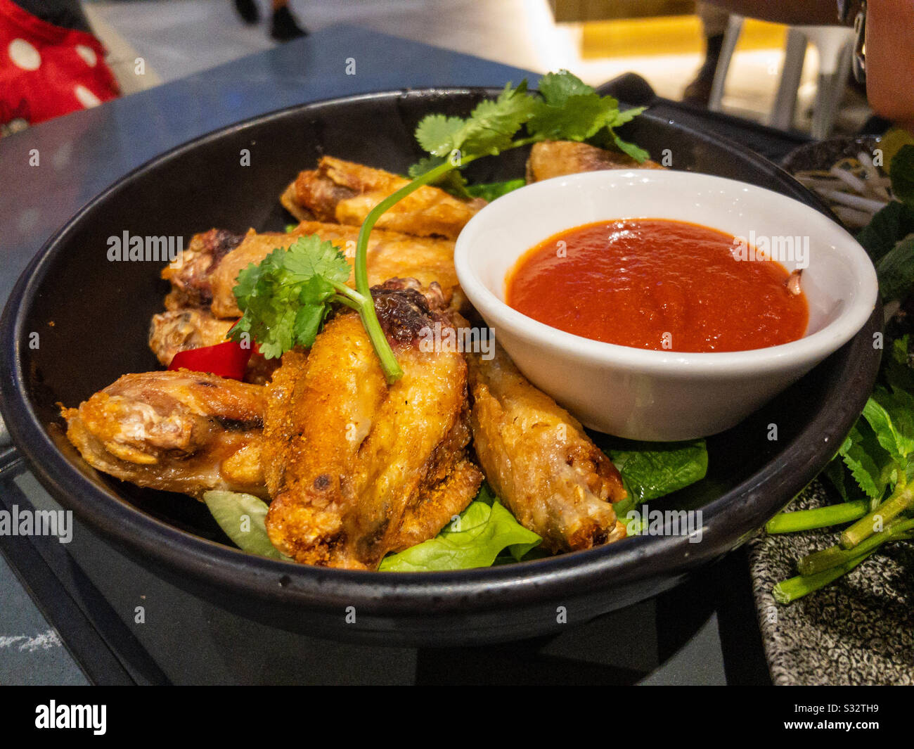 Un piatto di ali di pollo fritte con salsa di immersione. Foto Stock