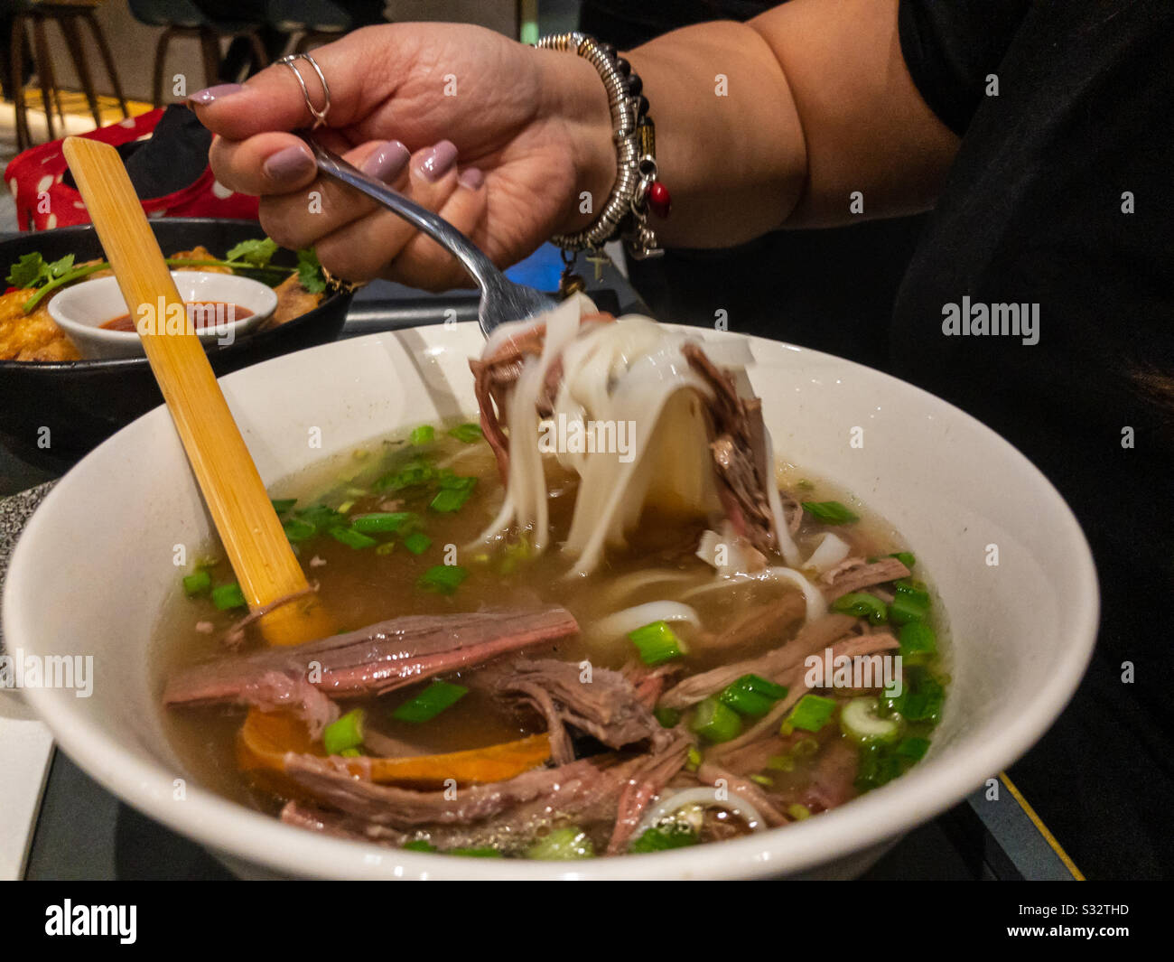 Pho, una zuppa vietnamita con tagliatelle e filetto di manzo in un brodo di manzo. Foto Stock