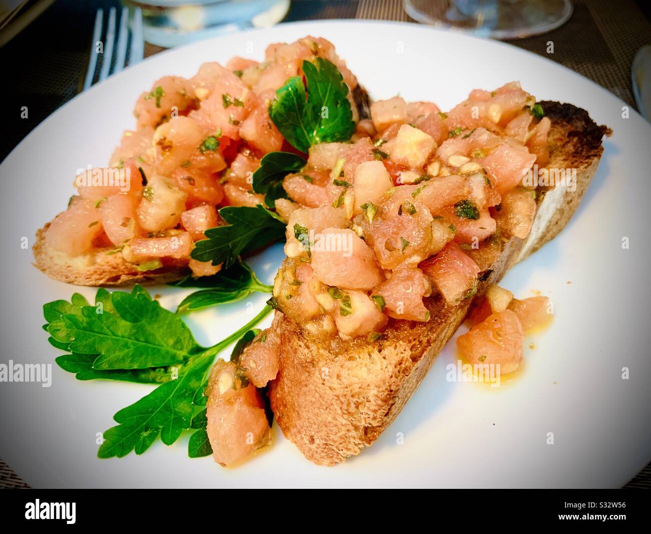 Bruschetta di pomodori gustosi - Immagine stock catturata con smartphone