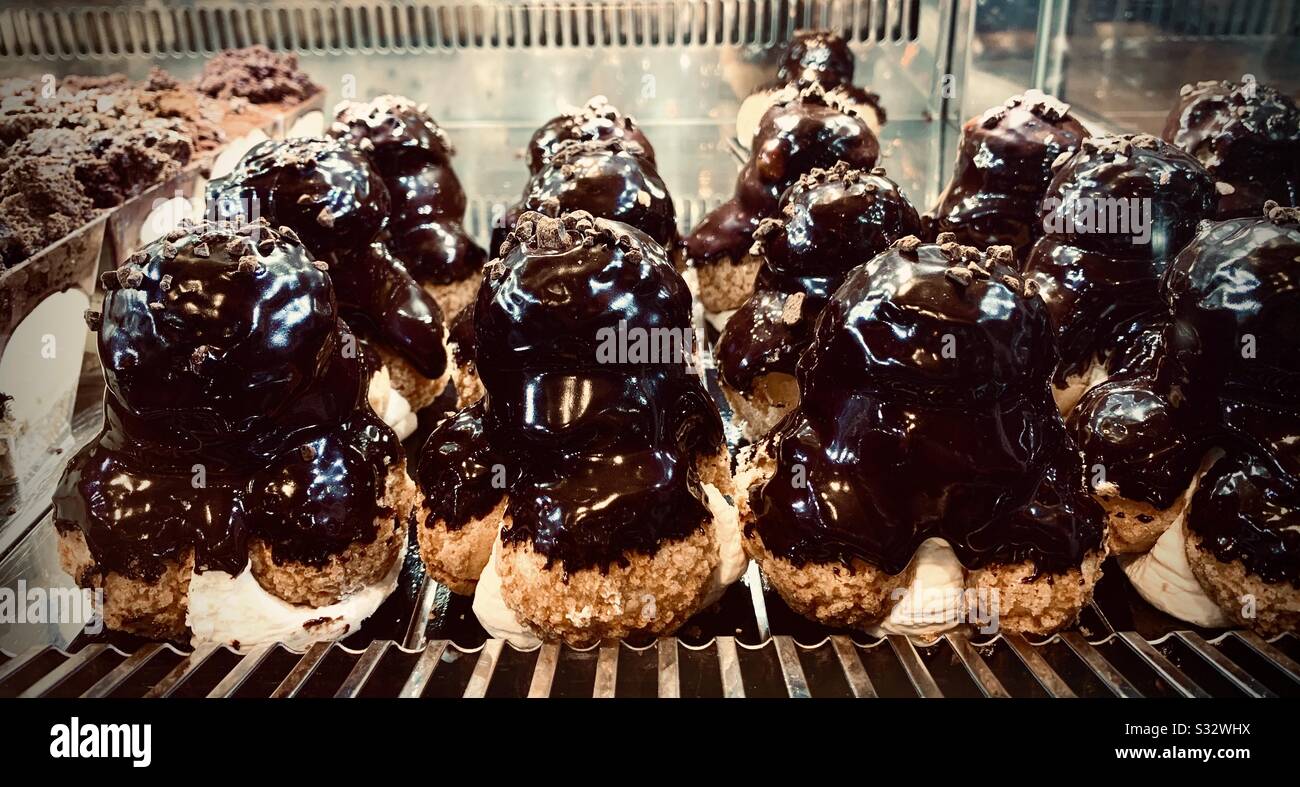 Deliziosi ciambelle profiteroles con crema alla vaniglia Foto Stock