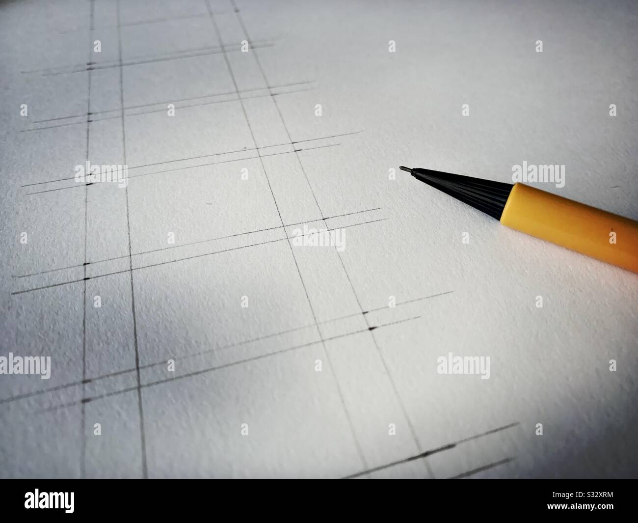 Disegno di un layout di griglia con matita meccanica per disegno tipografico manuale progetto grafico Foto Stock