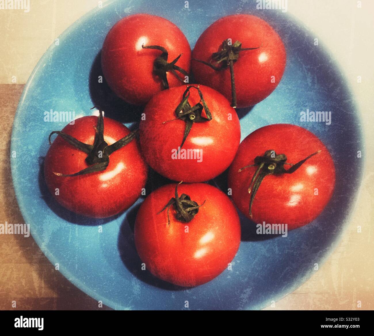 Pomodori rossi in ciotola blu - Immagine stock catturata con smartphone