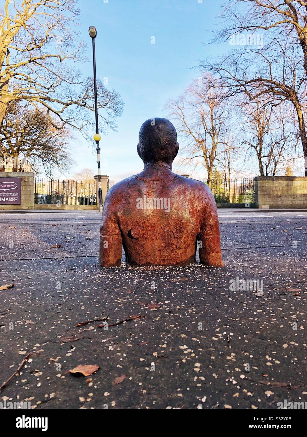 La statua di Antony Gormley è incastonata nel pavimento della Galleria d'Arte Moderna di Edimburgo - Immagine stock catturata con smartphone