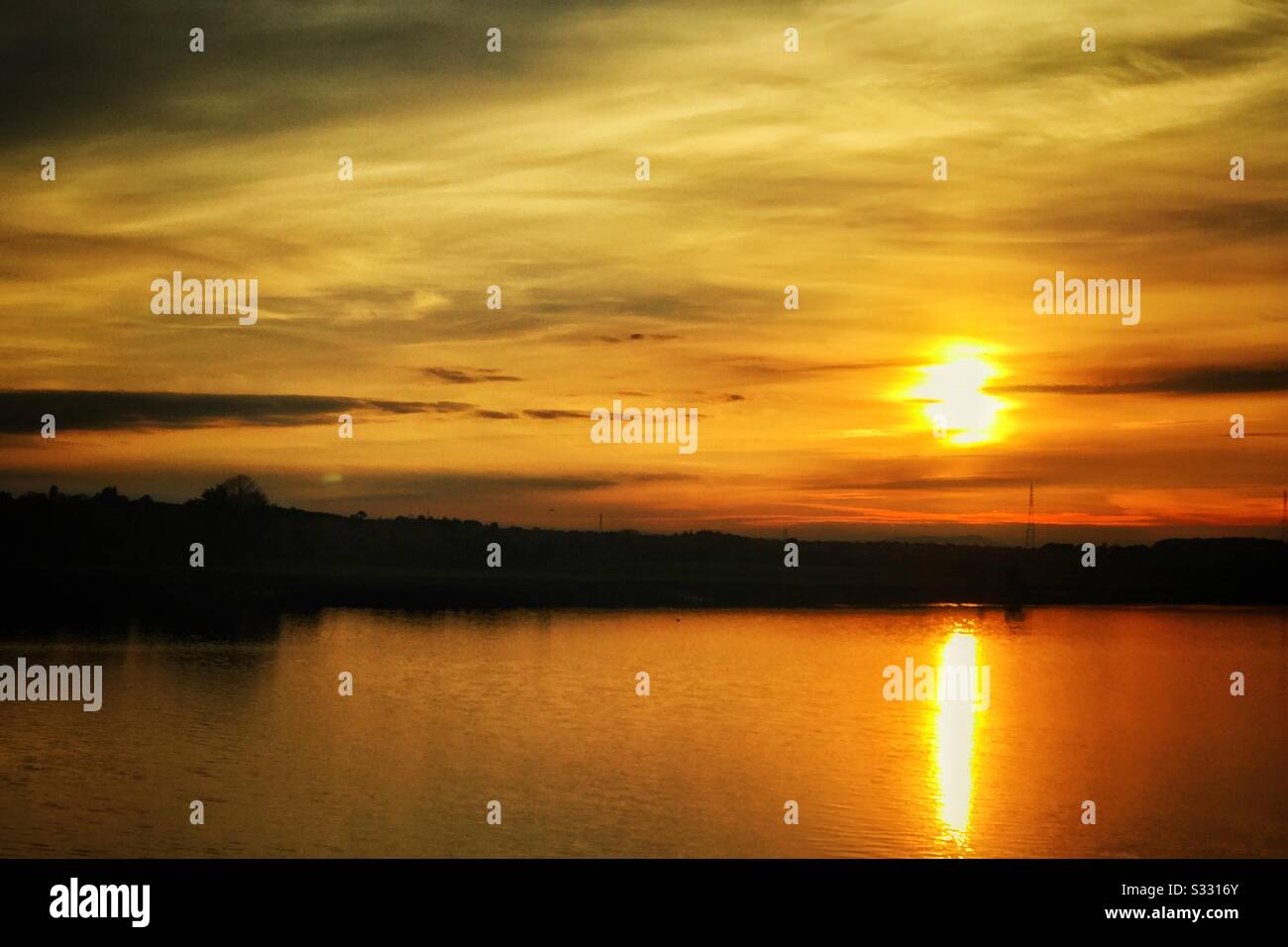 Tramonto estivo sul fiume Clyde a Clydebank, Scozia. Foto Stock