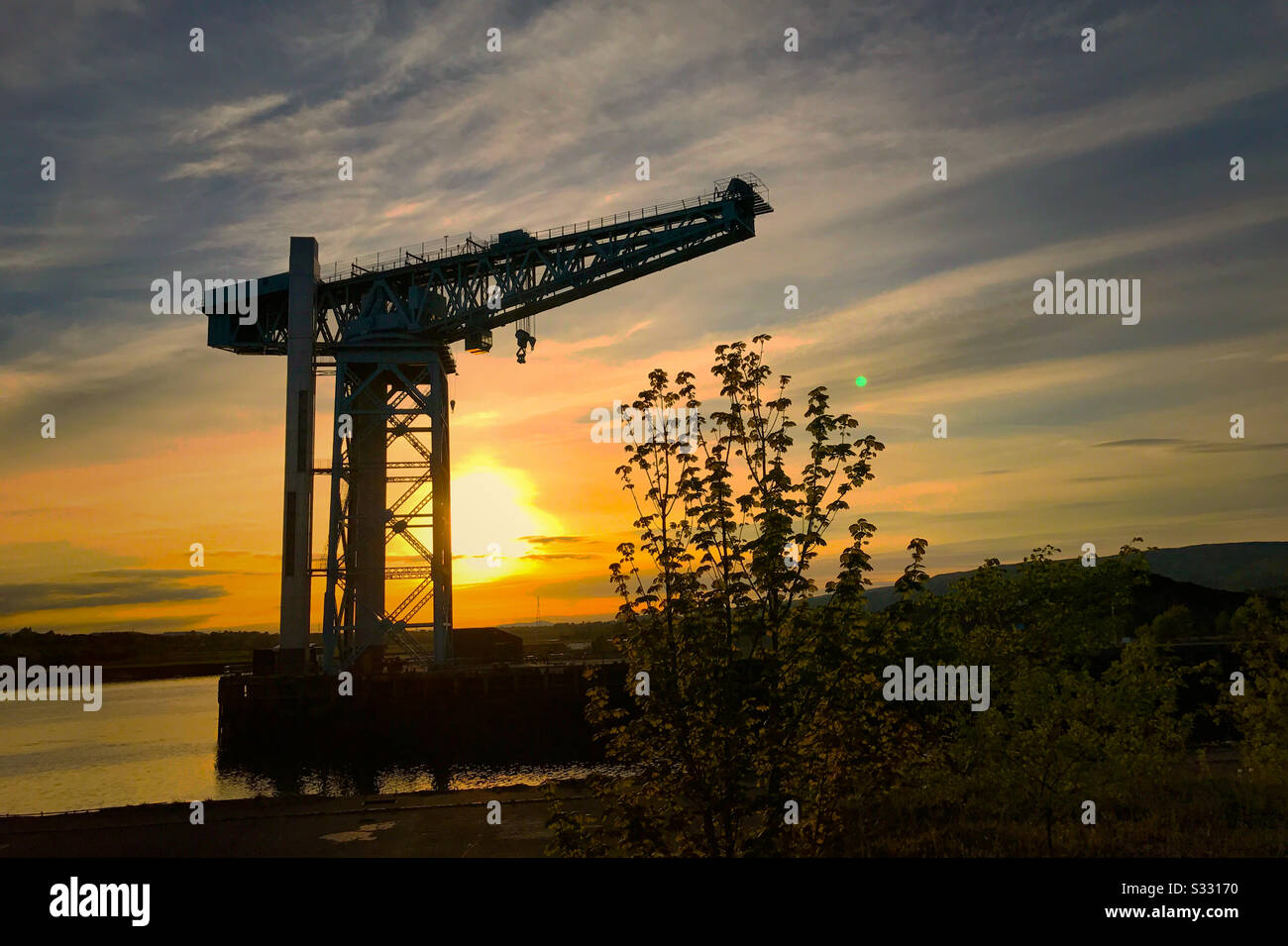 Gru Titan sul fiume Clyde al tramonto. Foto Stock