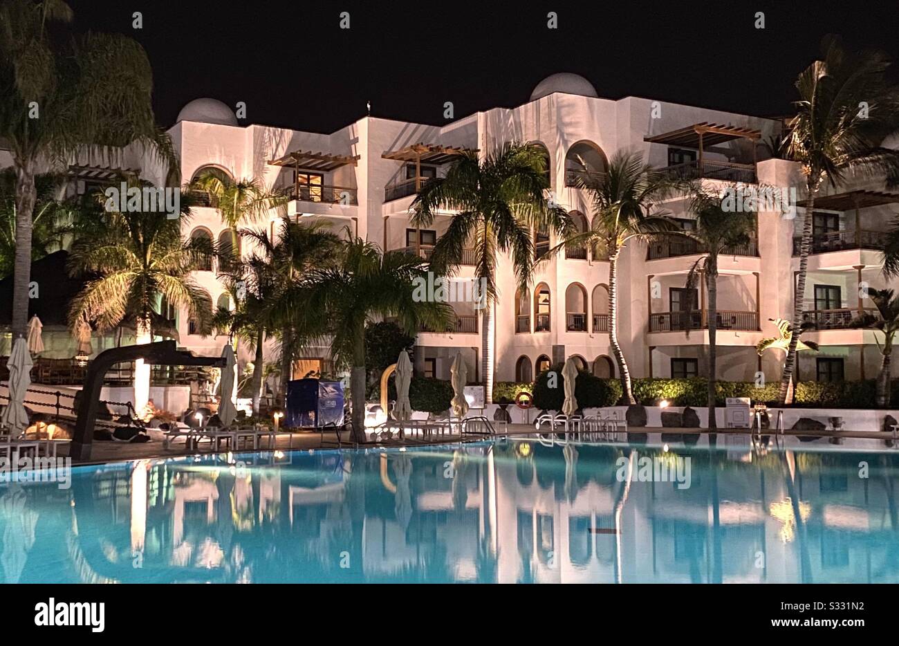 Vista serale della piscina dell'hotel a Lanzarote - Immagine stock catturata con smartphone