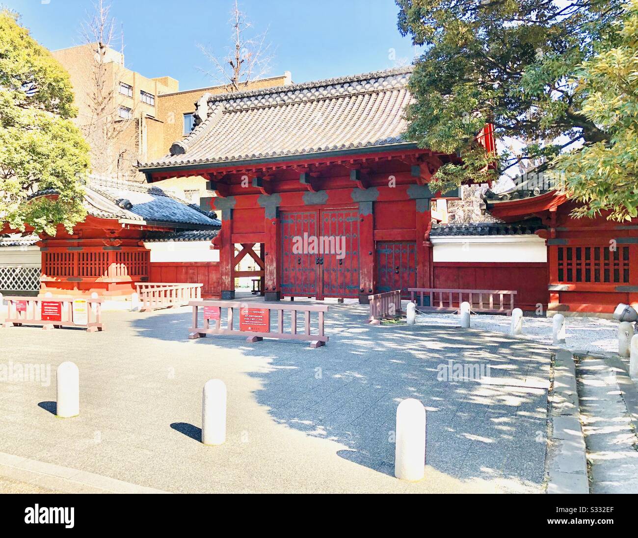 Il cancello rosso akamon all'Università iof Tokyo, Giappone - Immagine stock catturata con smartphone