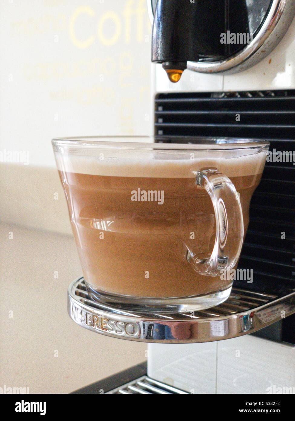 Caffè appena fatto in una tazza di caffè di vetro Foto Stock