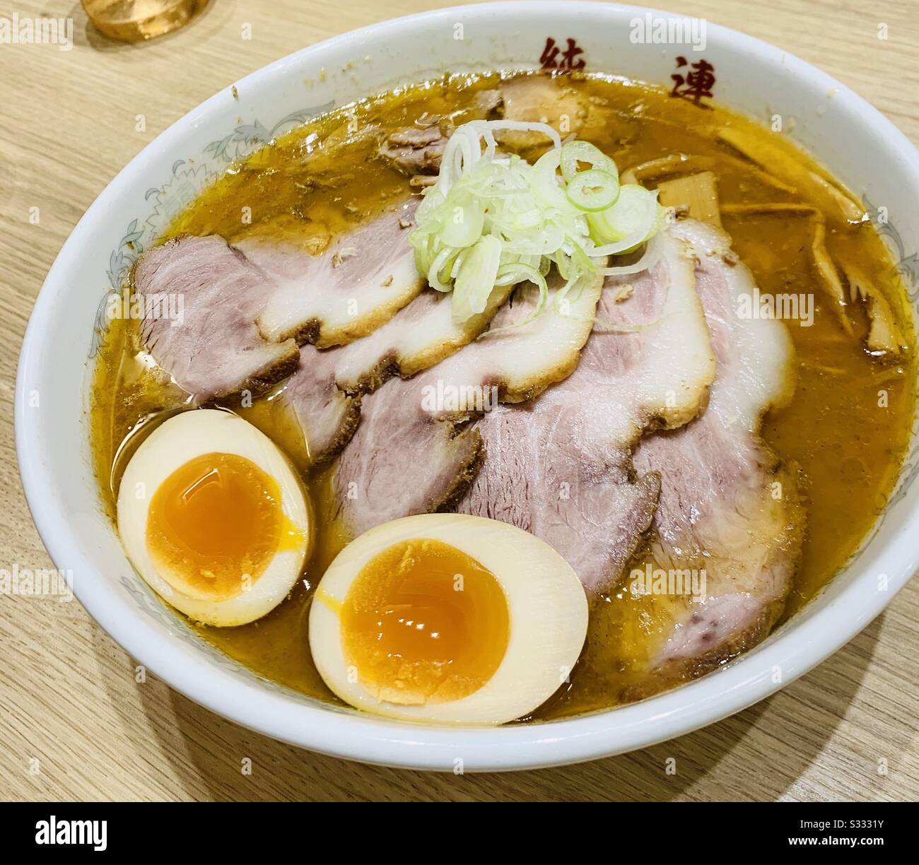 Ciotola di ramen giapponese con maiale e uovo. - Immagine stock catturata con smartphone